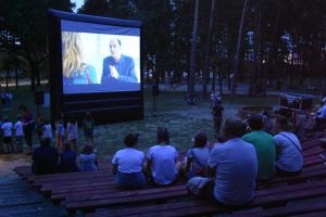 Kolejne spotkanie w kinie pod chmurką