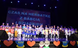 Przedszkolaki składają życzenia babciom i dziad
