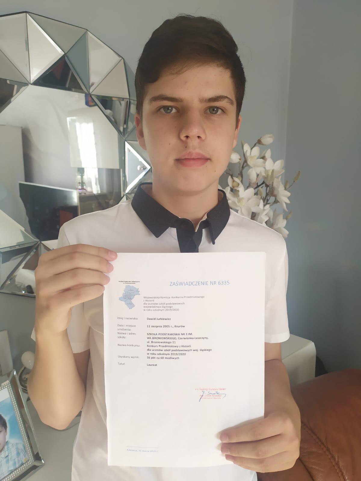 Na zdjęciu: Dawid Jurkiewicz z zaświadczeniem o wyniku konkursu