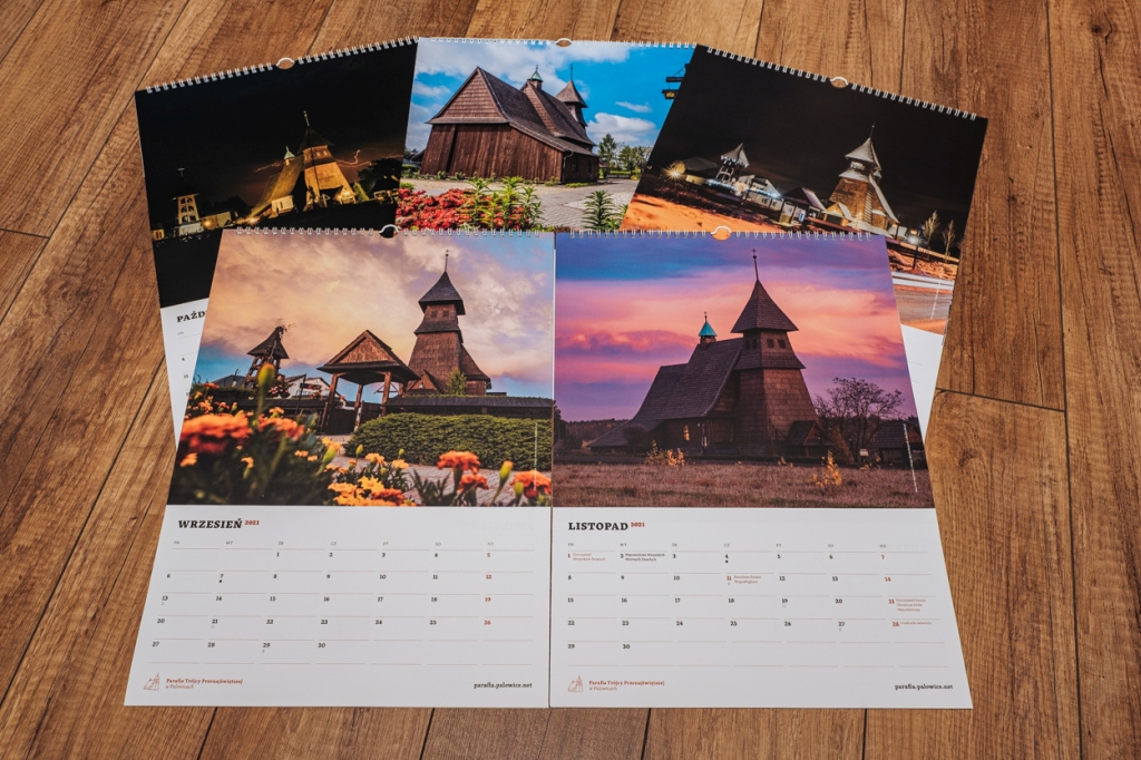 Na zdjęciu: palowicki kościół na kartach kalendarza
