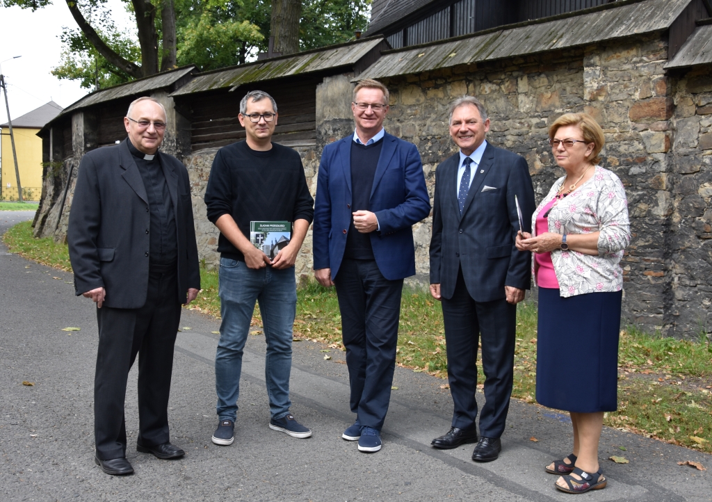 Na zdjęciu (od lewej): ksiądz proboszcz Parafii św. Jana Sarkandra w Bełku Konrad Opitek, Wiceprezes Stowarzyszenia Na Rzecz Rozwoju Wsi Bełk Michał Stokłosa, Poseł na Sejm RP Ryszard Wilczyński, Burmistrz Gminy i Miasta Czerwionka-Leszczyny Wiesław Janiszewski, Sołtys Bełku Jolanta Szejka