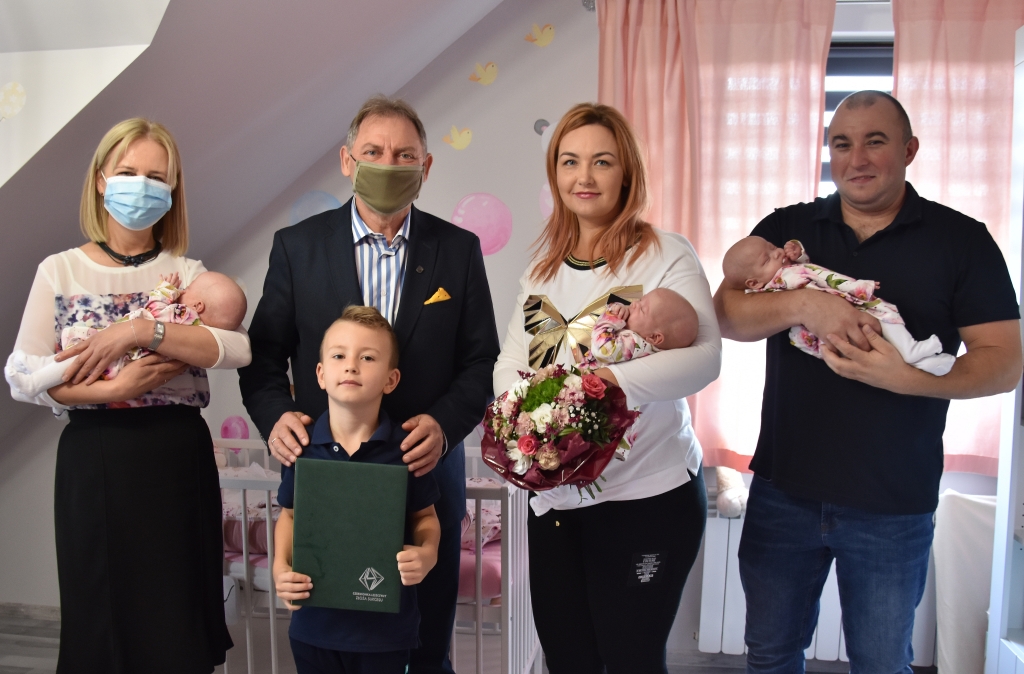 Na zdjęciu: Burmistrz Gminy i Miasta Czerwionka-Leszczyny, Pełnomocnik ds. społecznych Aleksandra Chudzik podczas odwiedzin u rodziny Państwa Mazurek