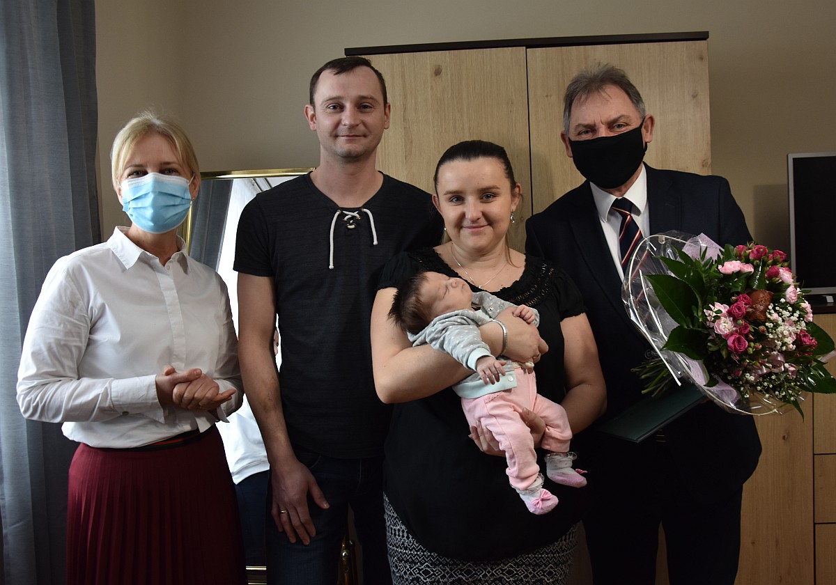 Zdjęcie z wizyty Burmistrza Gminy i Miasta Czerwionka-Leszczyny Wiesława Janiszewskiego oraz Pełnomocnik ds. społecznych Aleksandry Chudzik u pierwszej mieszkanki gminy urodzonej w 2021 roku