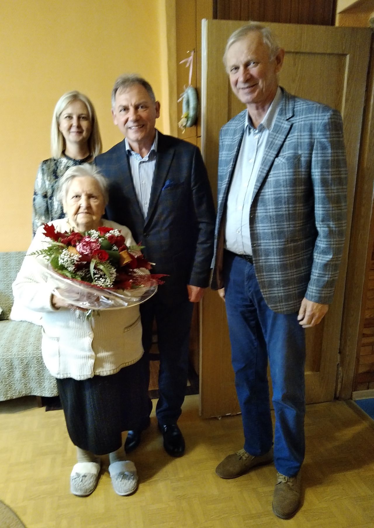 Burmistrz Wiesław Janiszewski oraz Pełnomocnik Aleksandra Chudzik podczas wizyty u Jubilatki