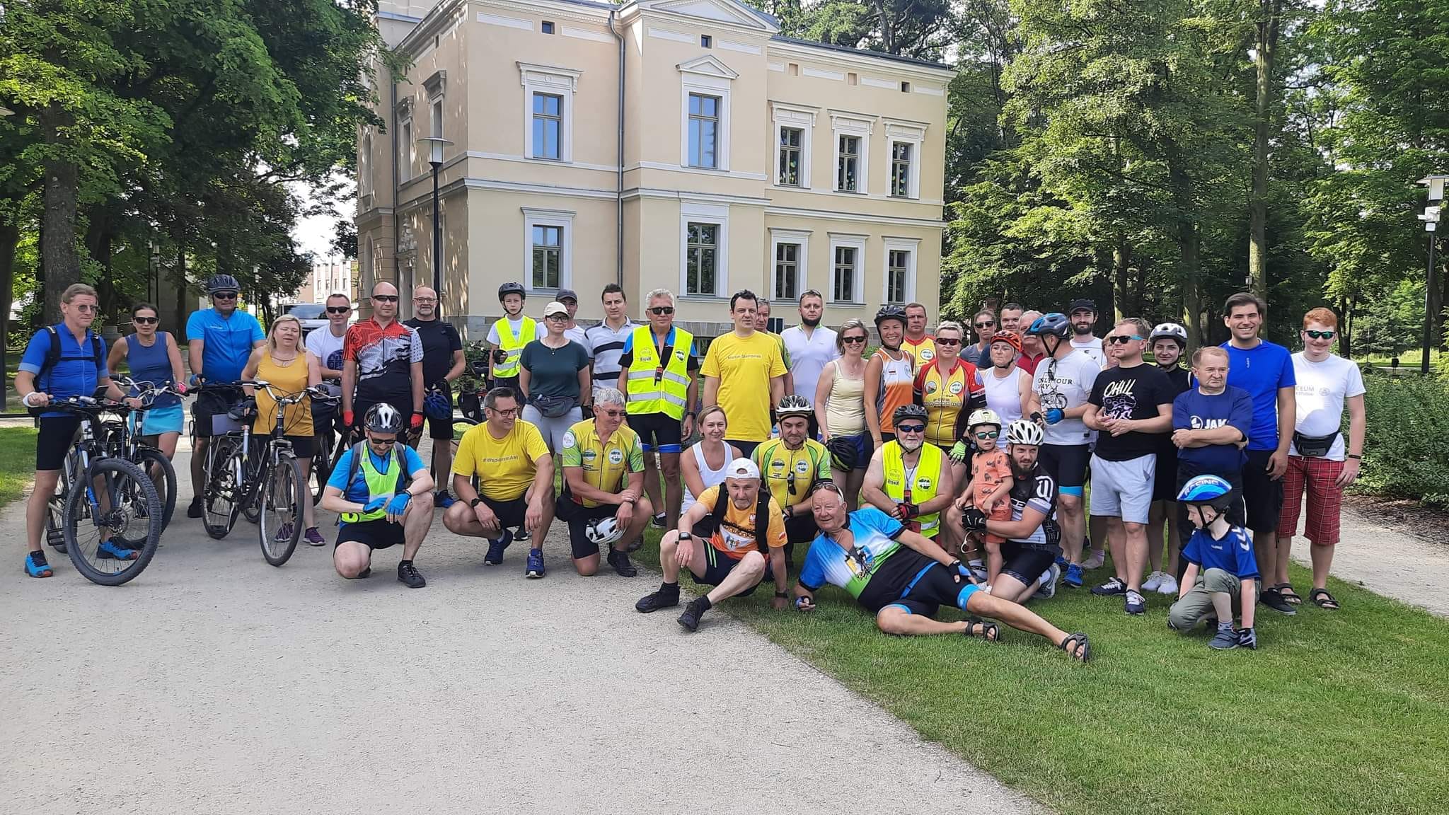 Uczestnicy sztafety rowerowej