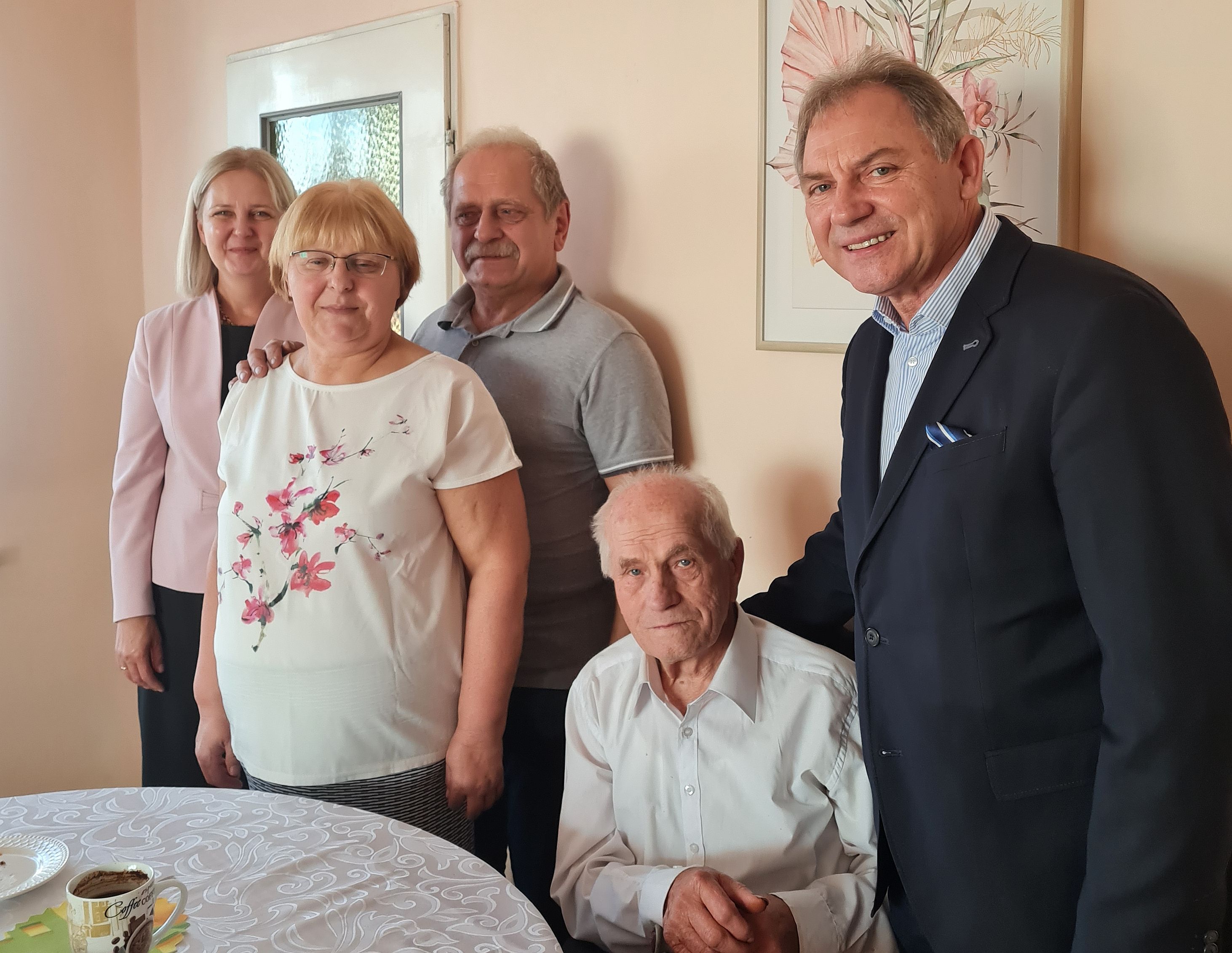 Jubilat Jerzy Bochenek z rodziną, Burmistrz W.Janiszewski, Pełnomocnik ds społęcznych A.Chudzik