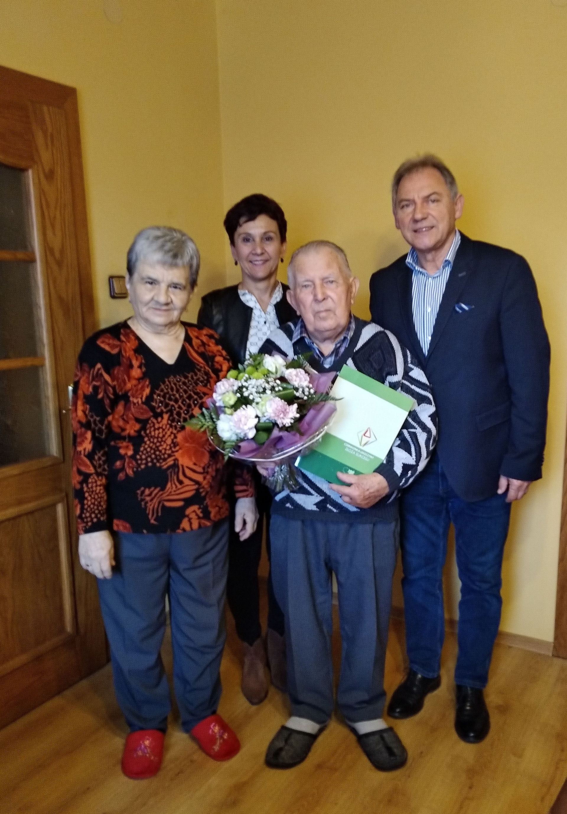 Jubilat Michał Niewolik z żoną, Burmistrz Wiesław Janiszewski, Zastępca dyrektora OPS Beata Augustyn