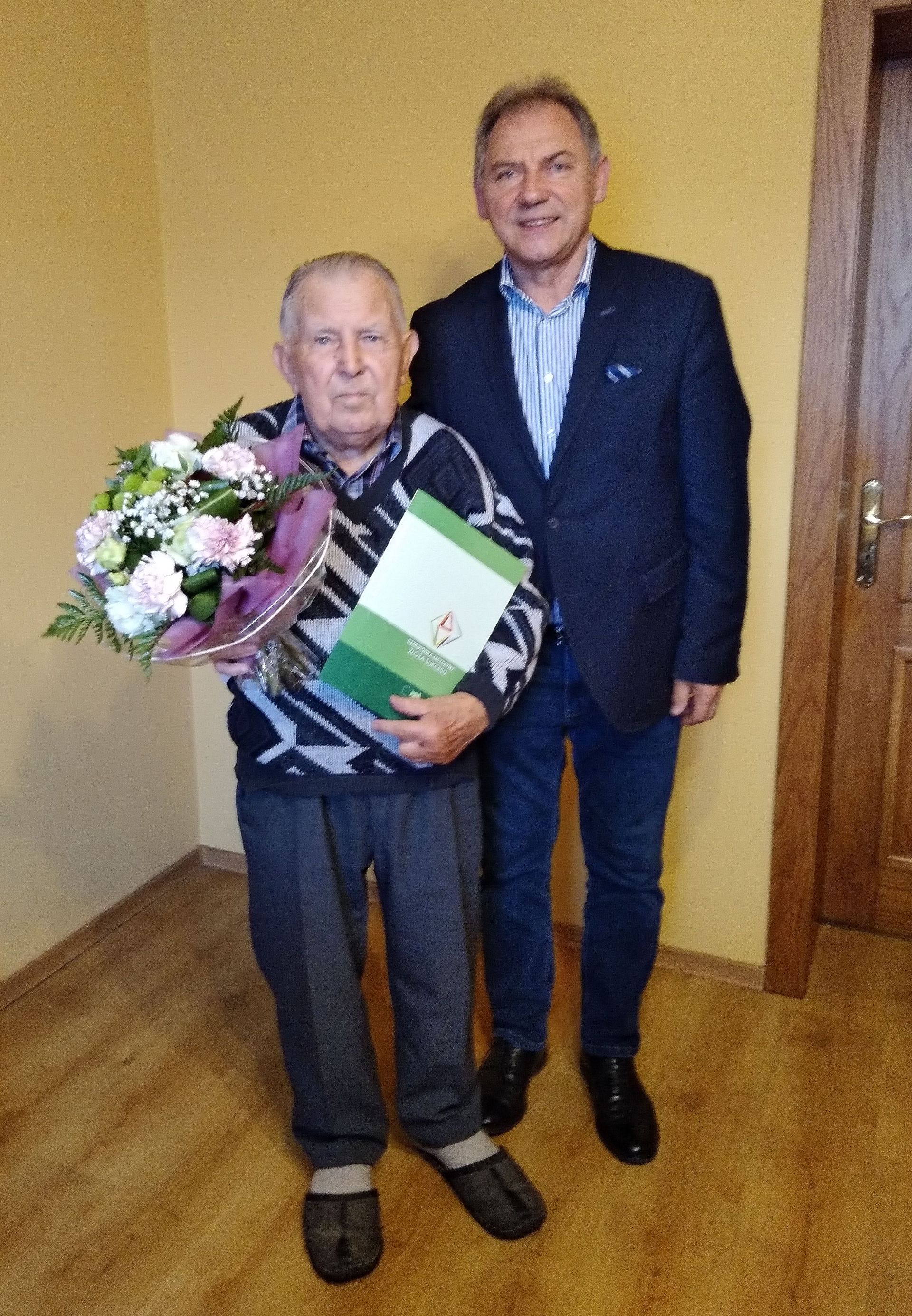 Jubilat Michał Niewolik oraz Burmistrz Wiesław Janiszewski
