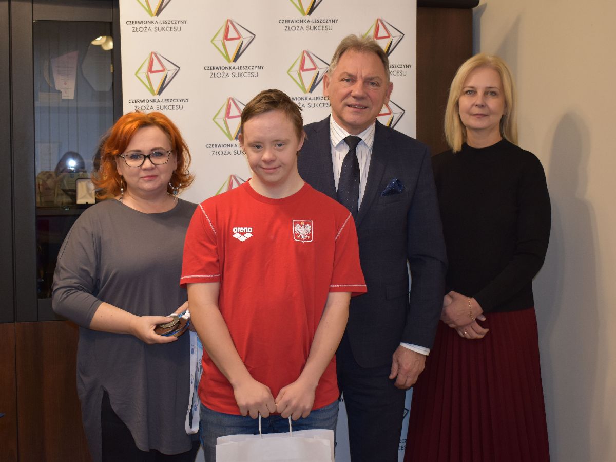 wspólne zdjęcie Sebastiana wraz z mamą, Burmistrzem i Pełnomocnik ds. społecznych