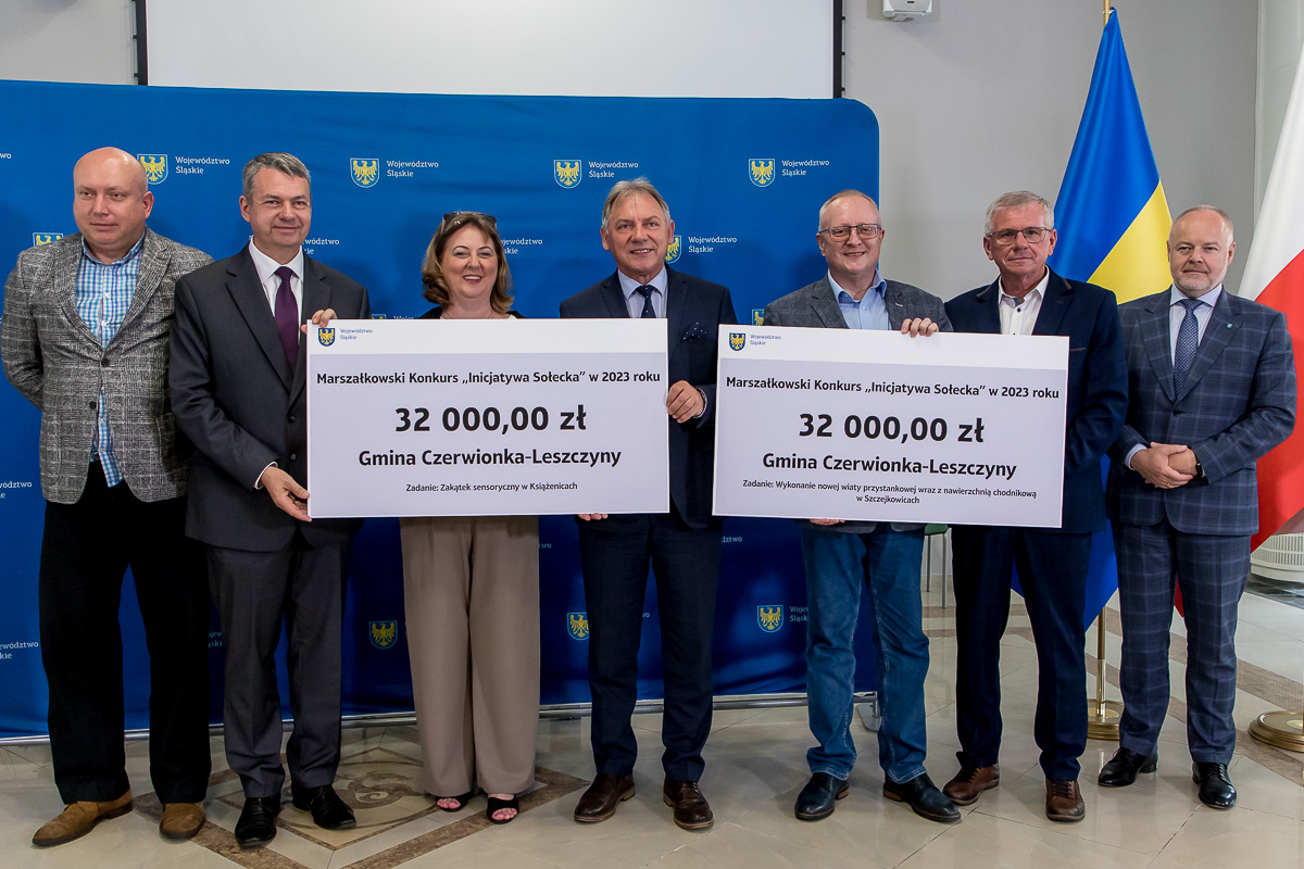 wręczenie symbolicznych czeków - fot. slaskie.pl