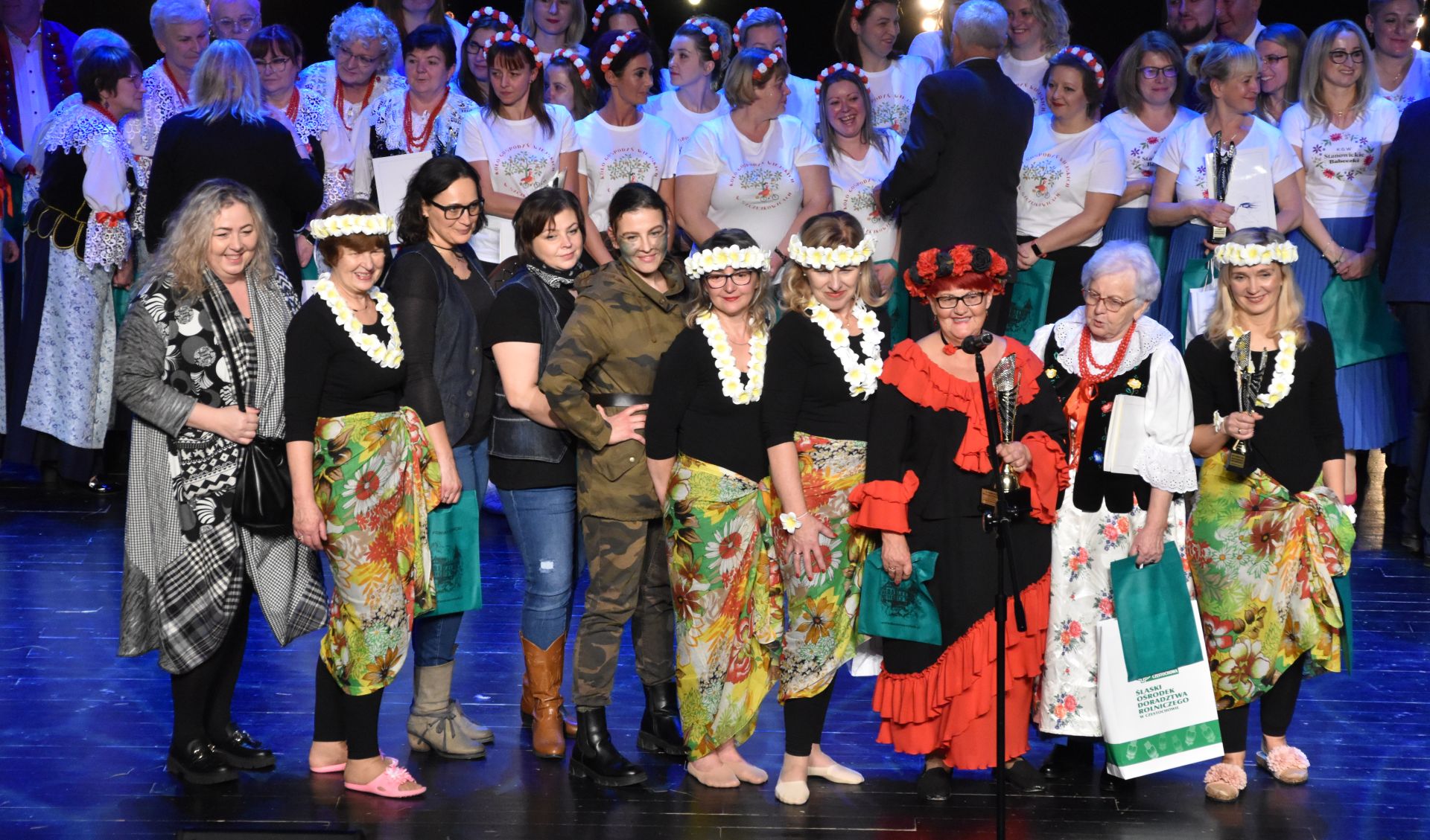 na pierwszym planie laureatki nagrody publiczności 