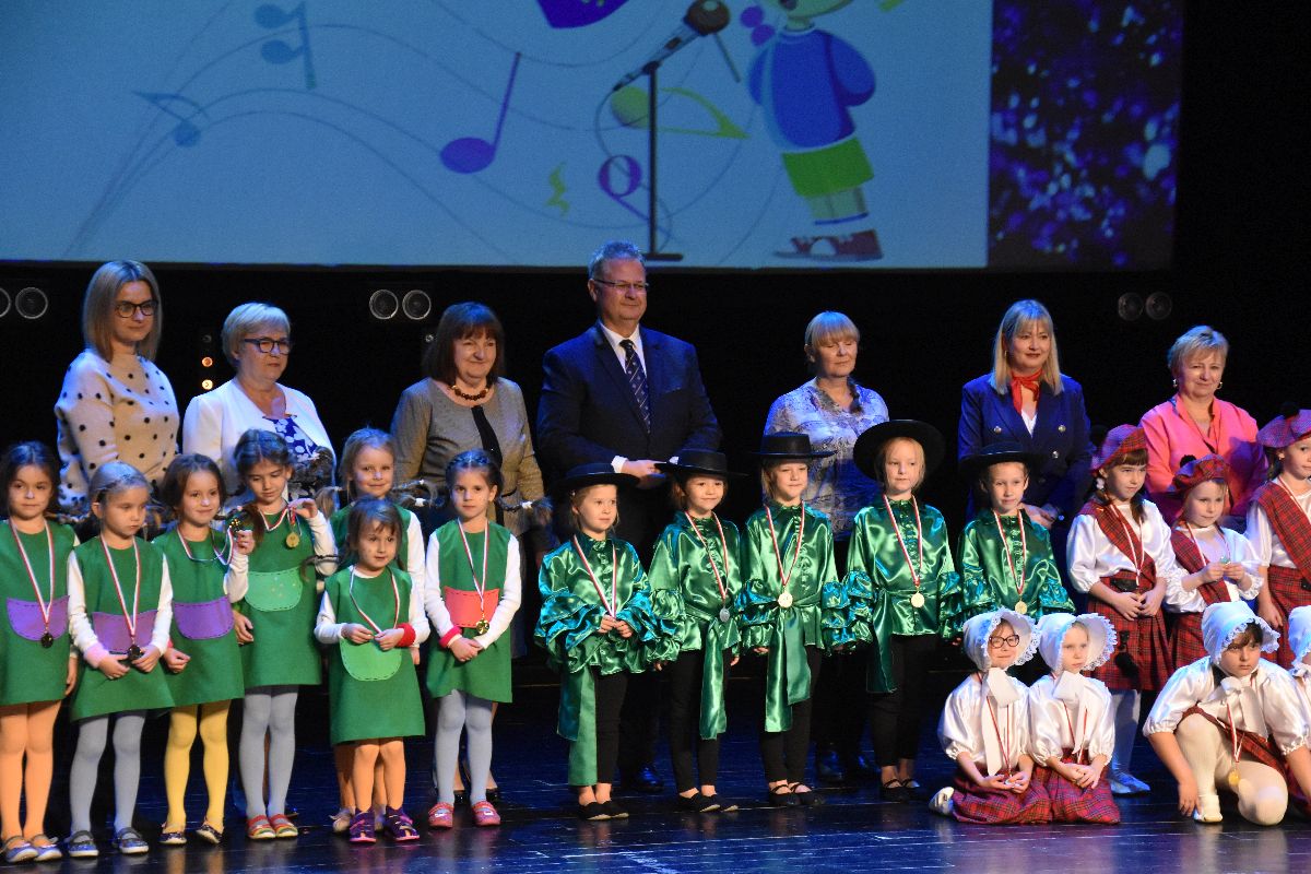 zdjęcie grupowe uczestników przeglądu