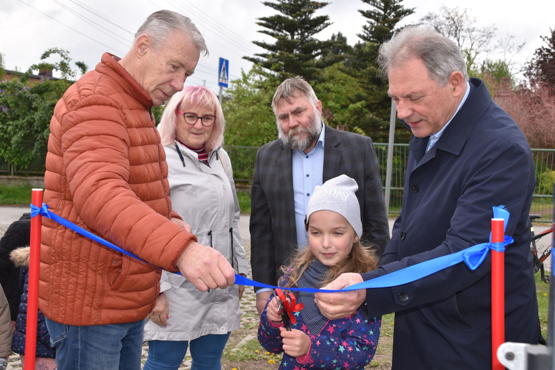 Zakończono budowę kolejnych placów zabaw na terenie naszej miejscowości. Dziś nową, atrakcyjną przestrzeń do zabawy oddano do dyspozycji najmłodszych mieszkańców Stanowic.