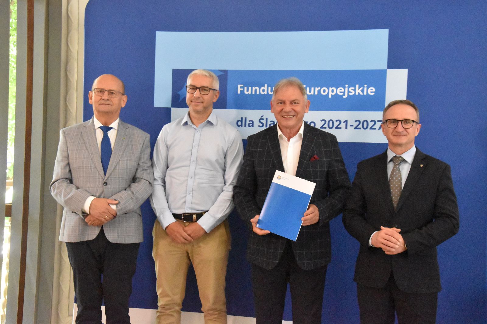 zdjęcie grupowe w urzędzie marszałkowskim