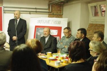 Seniorzy i wolontariusze we wspólnych działaniac