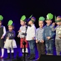 Przedszkolaki składają życzenia babciom i dziadkom