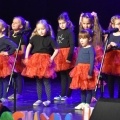 Przedszkolaki składają życzenia babciom i dziadkom