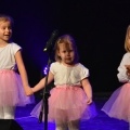 Przedszkolaki składają życzenia babciom i dziadkom
