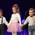 Przedszkolaki składają życzenia babciom i dziadkom