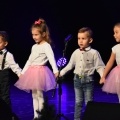 Przedszkolaki składają życzenia babciom i dziadkom