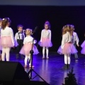 Przedszkolaki składają życzenia babciom i dziadkom