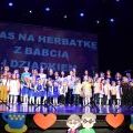 Przedszkolaki składają życzenia babciom i dziadkom