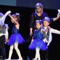 Przedszkolaki składają życzenia babciom i dziadkom
