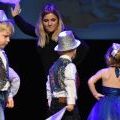 Przedszkolaki składają życzenia babciom i dziadkom