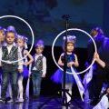 Przedszkolaki składają życzenia babciom i dziadkom