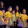 Przedszkolaki składają życzenia babciom i dziadkom