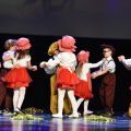 Przedszkolaki składają życzenia babciom i dziadkom