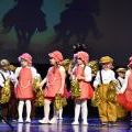 Przedszkolaki składają życzenia babciom i dziadkom