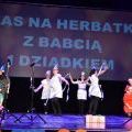 Przedszkolaki składają życzenia babciom i dziadkom