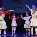 Przedszkolaki składają życzenia babciom i dziadkom