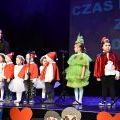 Przedszkolaki składają życzenia babciom i dziadkom