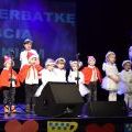 Przedszkolaki składają życzenia babciom i dziadkom