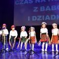 Przedszkolaki składają życzenia babciom i dziadkom