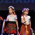 Przedszkolaki składają życzenia babciom i dziadkom