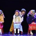 Przedszkolaki składają życzenia babciom i dziadkom