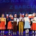 Przedszkolaki składają życzenia babciom i dziadkom