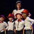 Przedszkolaki składają życzenia babciom i dziadkom