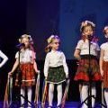 Przedszkolaki składają życzenia babciom i dziadkom