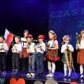 Przedszkolaki składają życzenia babciom i dziadkom
