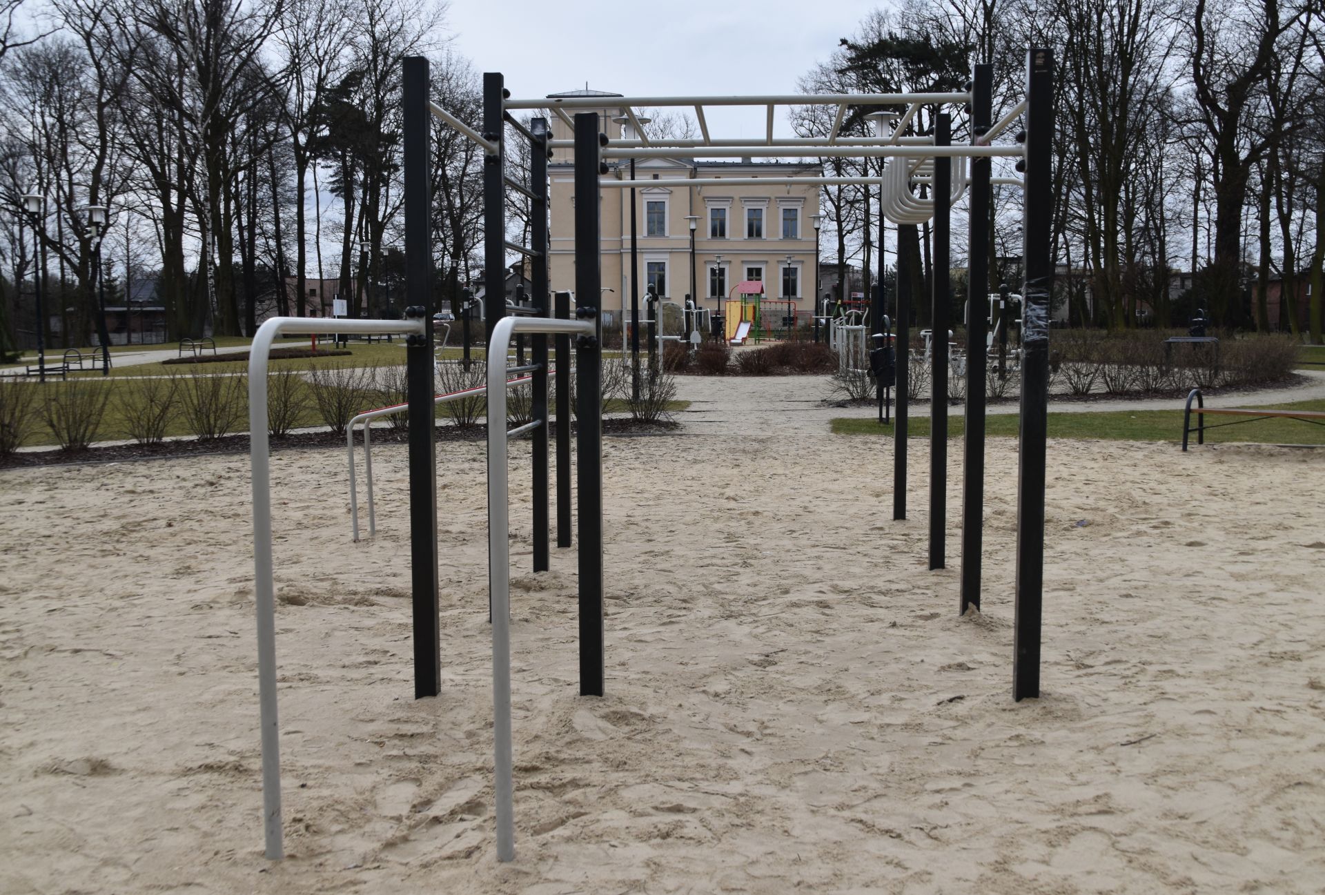 Na zdjęciu: Urządzenia street workout przy leszczyńskim zameczku